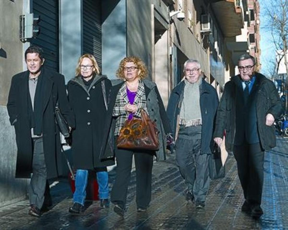 Daniel Font, Maria Badia, Marina Geli, Lluís Miquel Pérez i Àngel Ros, tots del sector crític del PSC, ahir.