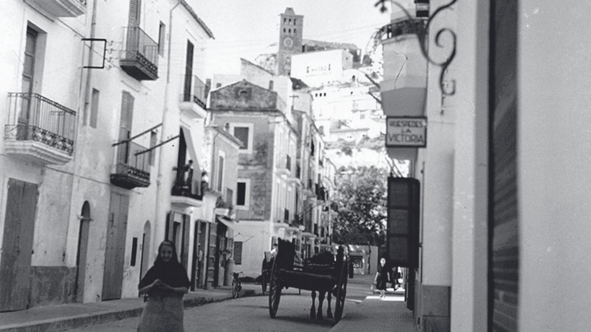 Carrer de Guillem de Montgrí. Per  aquesta zona vivien els vesins que  el 1874 varen denunciar els  corrals que hi havia davant la  font. Alfons García Prats.