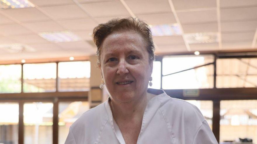 Lola Sánchez, con sus medallones de bonito. A la derecha, un detalle del bonito. | MARIO CANTELI
