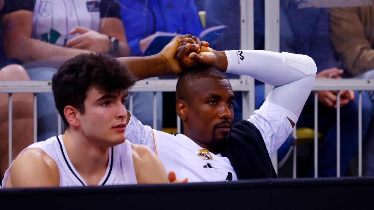 Serge Ibaka y Hugo González, en el banquillo del Real Madrid