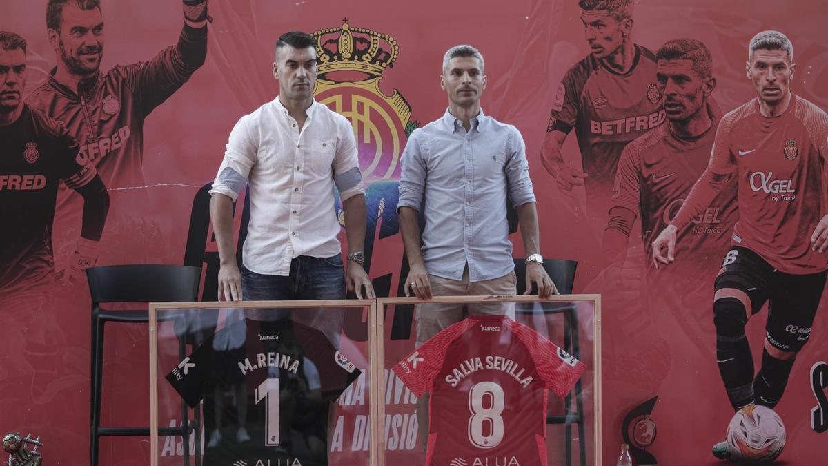 Unos dos mil seguidores del RCD Mallorca se despiden de Reina y Salva Sevilla en Son Moix