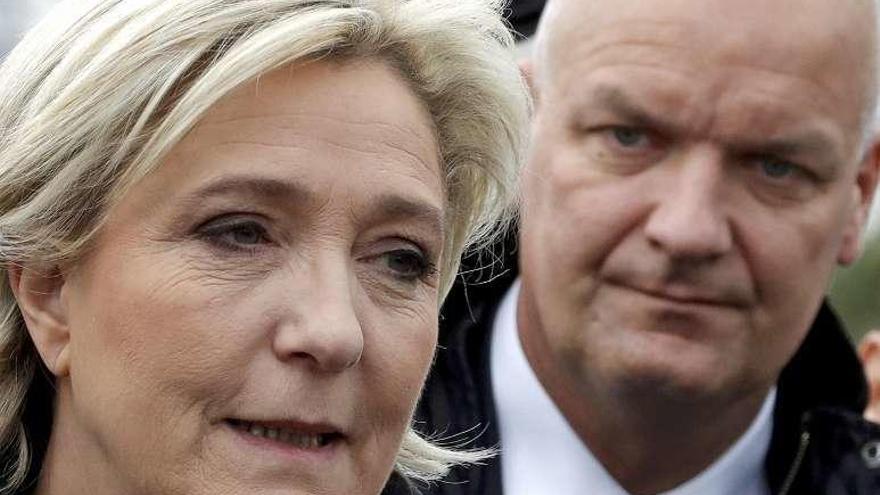 Marine Le Pen, junto a su guardaespaldas, Thierry Legier, la pasada semana, en Niza. // Reuters