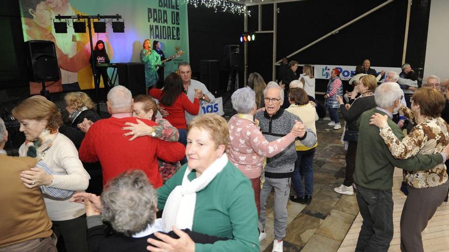 Estreno de las sesiones de baile en el centro comercial Pontiñas | BERNABÉ/JAVIER LALÍN