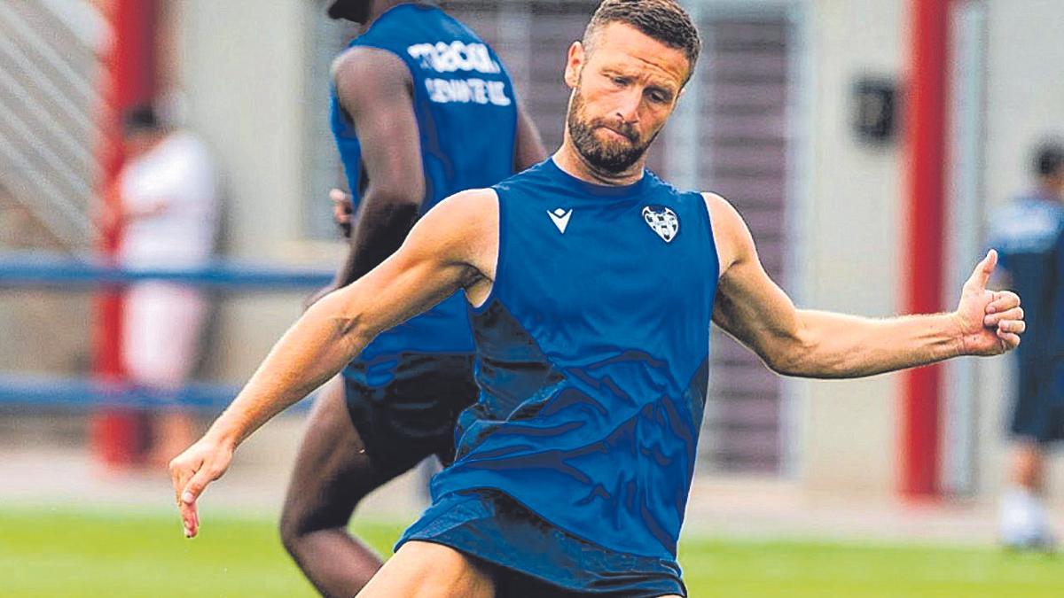 Mustafi, durante un entrenamiento con el Levante