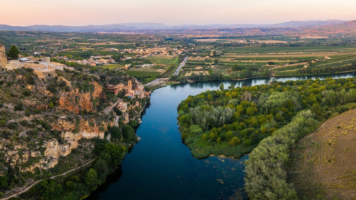 Miravet en el río Ebro en Tarragona, Cataluña. España