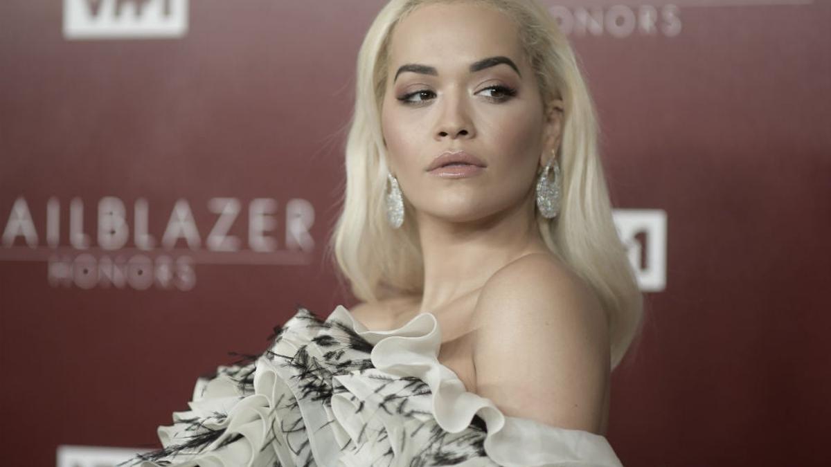 La capa de Rita Ora al más puro estilo 'Juego de tronos'