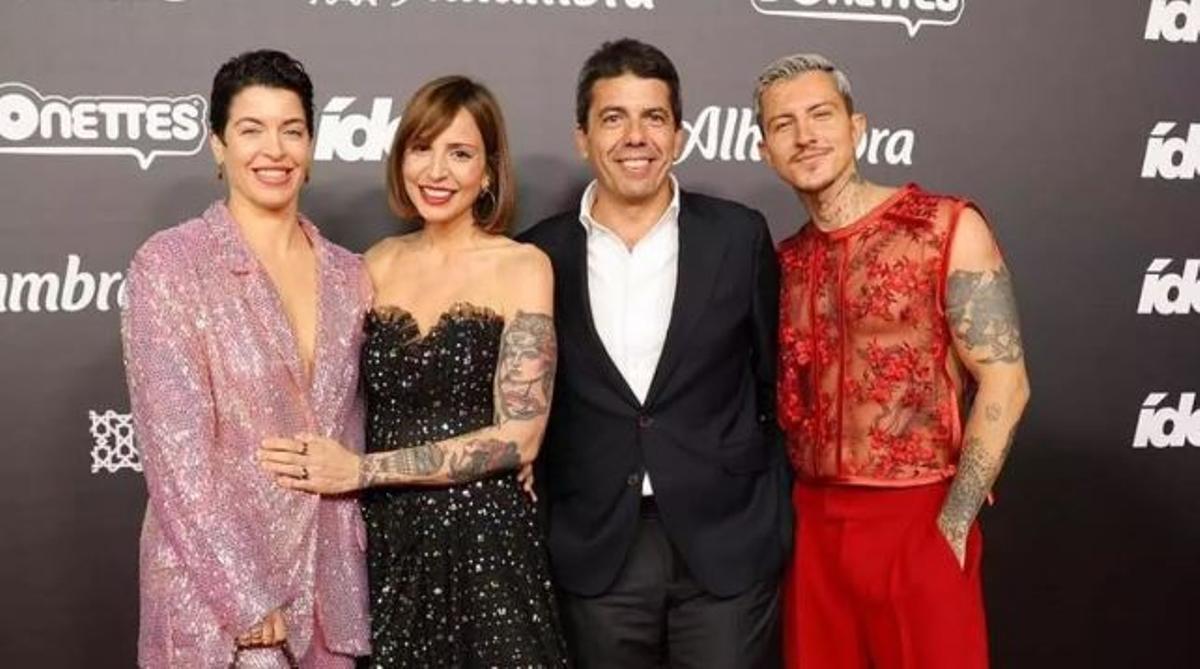 Mazón, junto a Alejandra Victoria Sánchez, Verónica Sánchez, más conocidas como &quot;Oh mamy blue&quot;, y Jonan Wiergo, ayer en los premios Ídolo