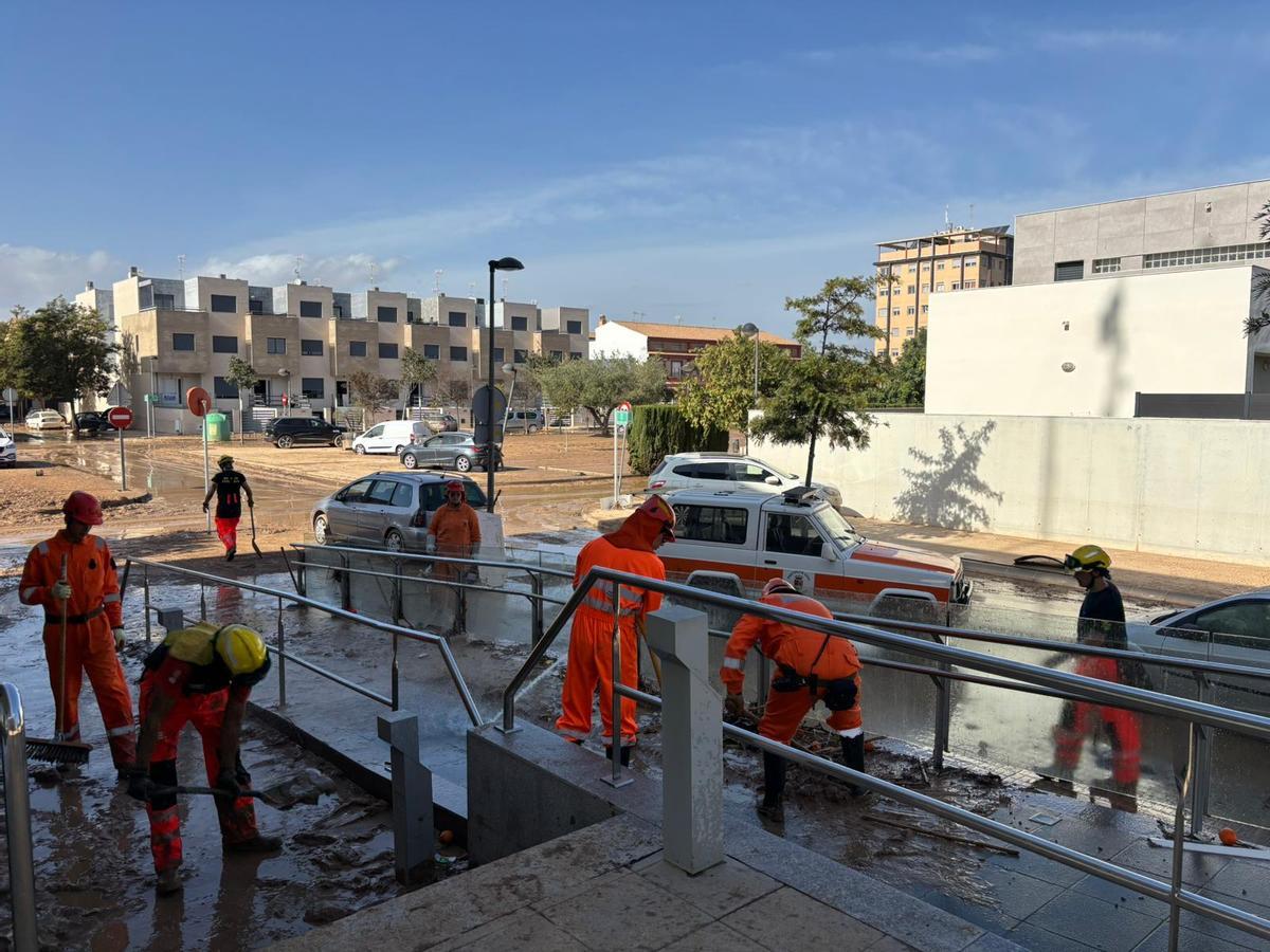 Protección Civil de Carcaixent durante los trabajos tras la dana del 29 de octubre.