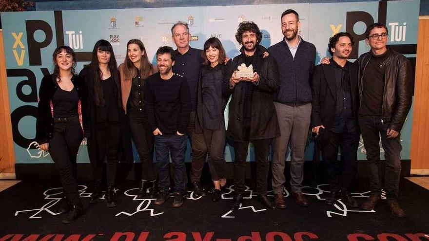 Ángel y Sara, directores de Play-Doc; jurado, directores de otras películas y el alcalde de Tui, en la entrega de premios. // Tamara de la Fuente