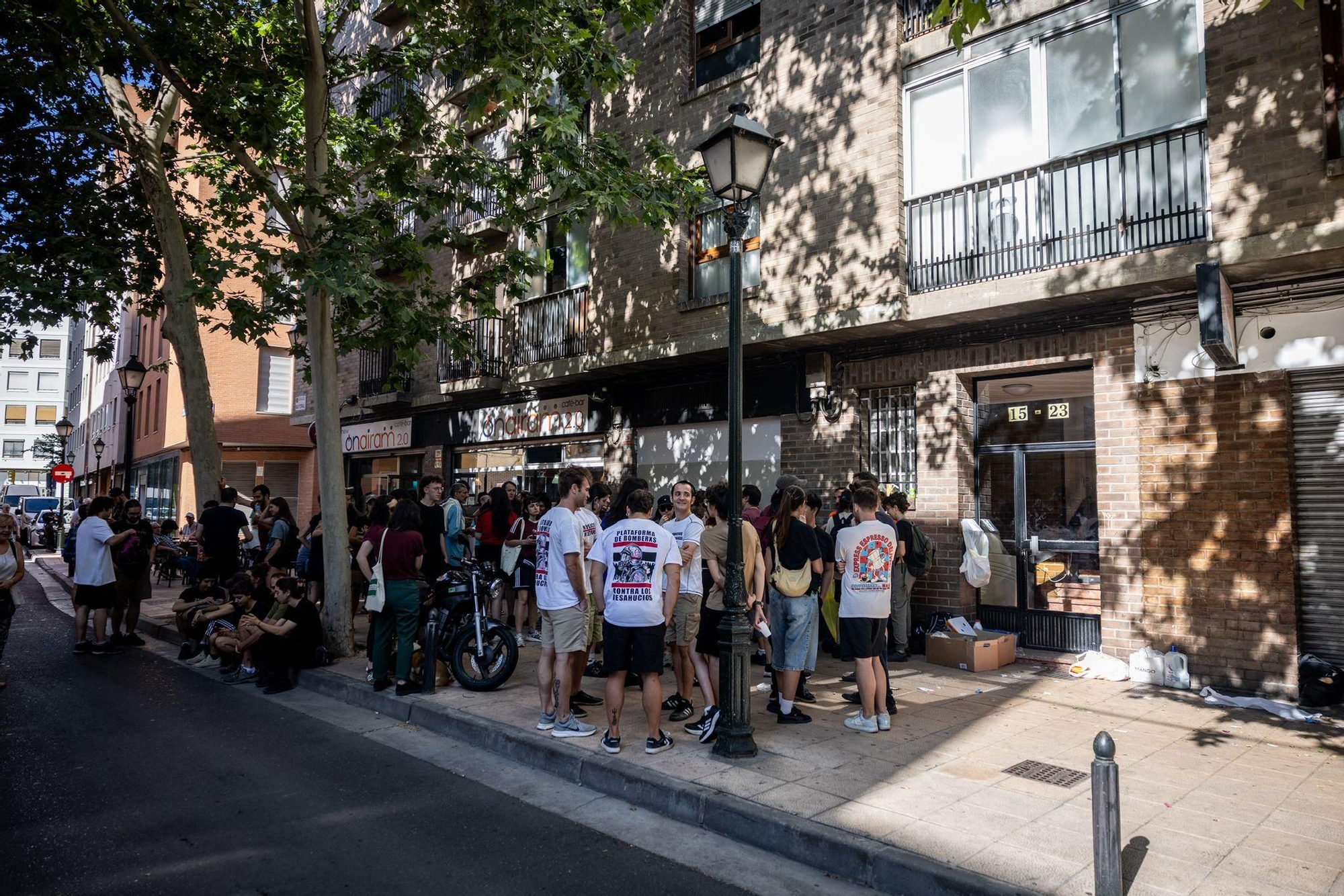 En imágenes |  Zaragoza se moviliza contra el desahucio de Samanta: "Es injusto lo que está pasando"
