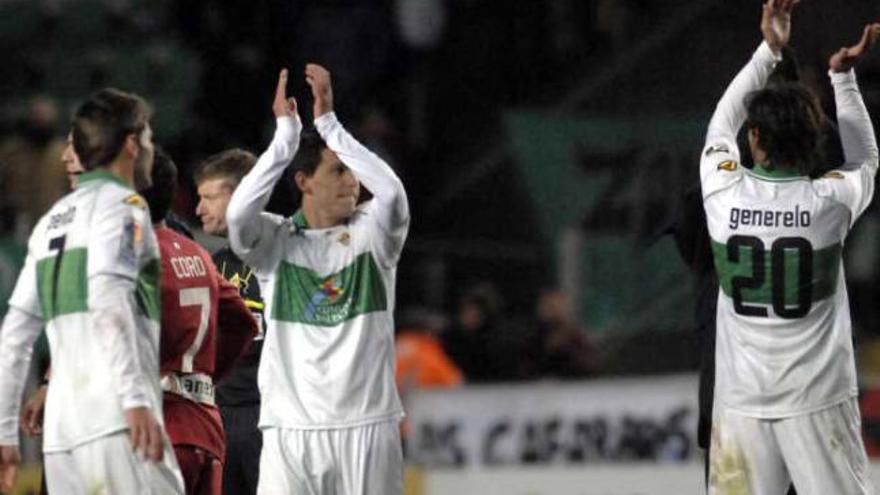 Varios jugadores del Elche aplauden a su afición al finalizar el partido ante el Girona.