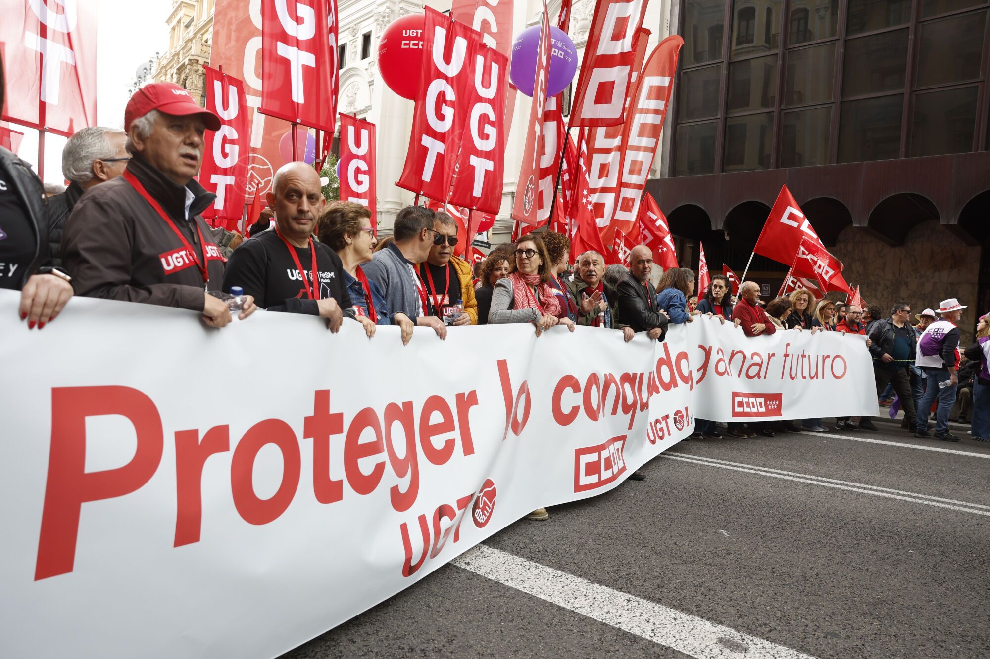 MADRID, 01/05/2025.-  Los secretarios generales de CCOO y UGT, Unai Sordo (i) y Pepe Álvarez (d), participan en la manifestación del Primero de Mayo en Madrid, que este año lleva por lema &quot;Proteger lo conquistado, ganar futuro&quot;. EFE/ Juan Carlos Hidalgo