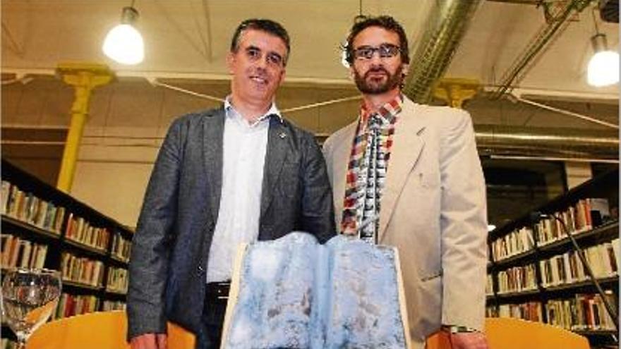 Jordi Viñas i Oriol Ponsatí-Murlà en l&#039;entrega del premi, a la biblioteca Iu Bohigas de Salt.