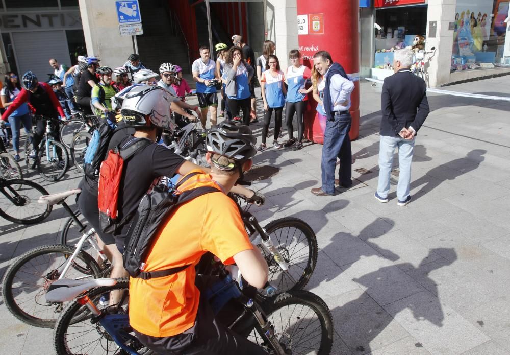 Decenas de aficionados al pedal asistieron a la primera marcha Decabike por el centro de Vigo