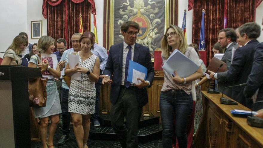 Una imagen de un pleno, con Amparo Cerdá, de Vox, a la derecha