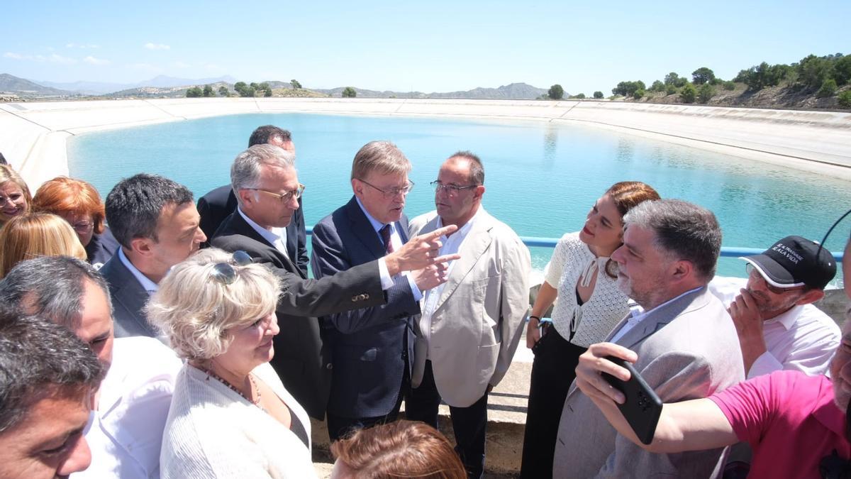 El presidente de la Generalitat, Ximo Puig, charlando con agricultores y alcaldes