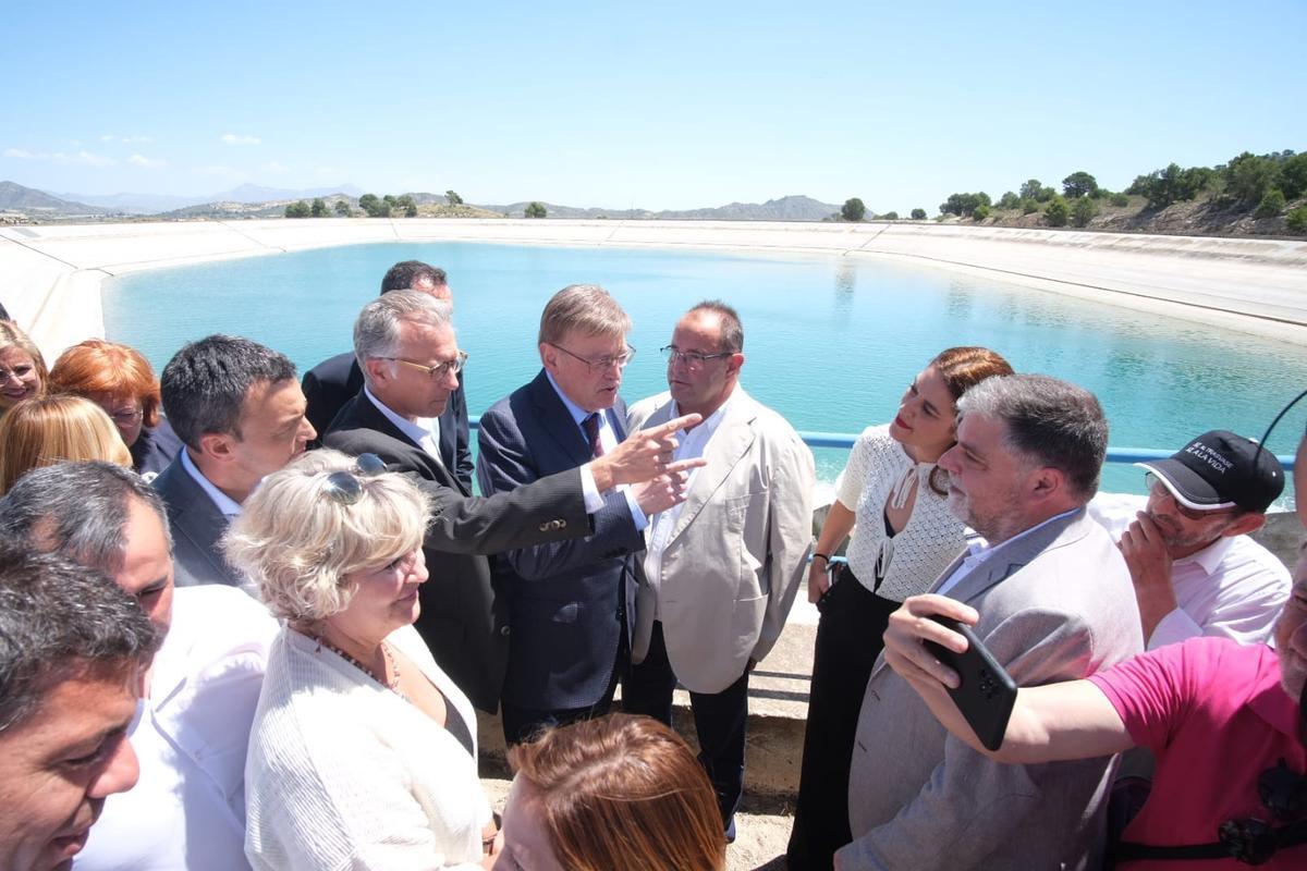 El presidente de la Generalitat, Ximo Puig, charlando con agricultores y alcaldes