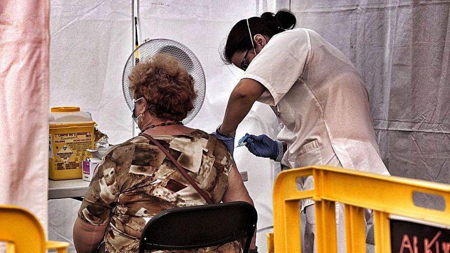 Una mujer, en el momento de recibir la vacuna contra la gripe en Canarias la pasada campaña.