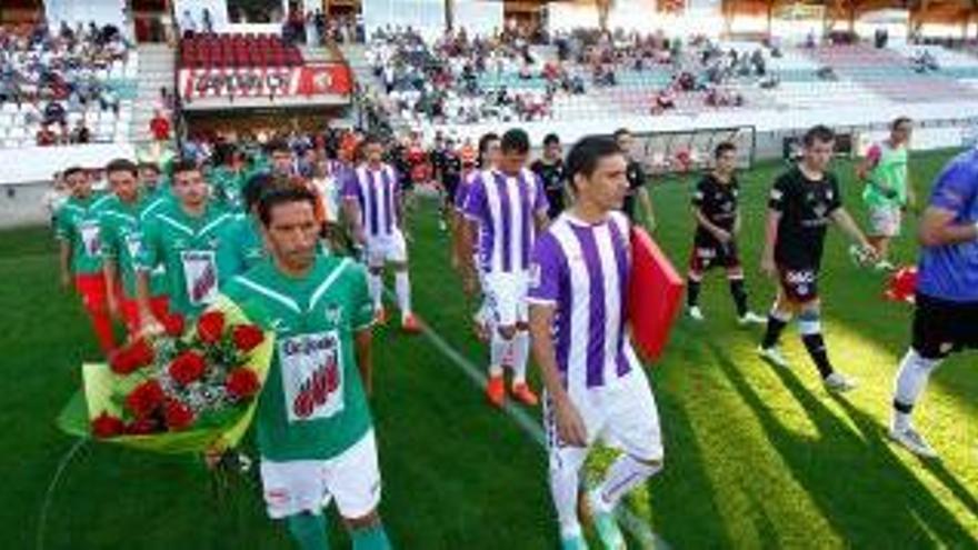 Los tres equipos saltando al campo en la pasada edición