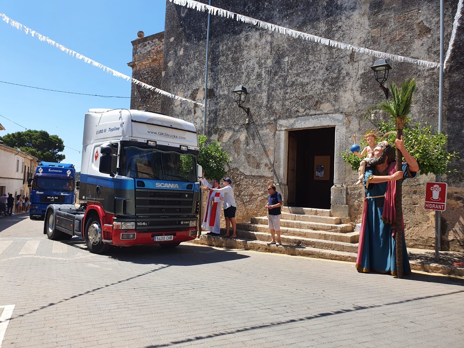 Motores y bocinazos en honor a Sant Cristòfol