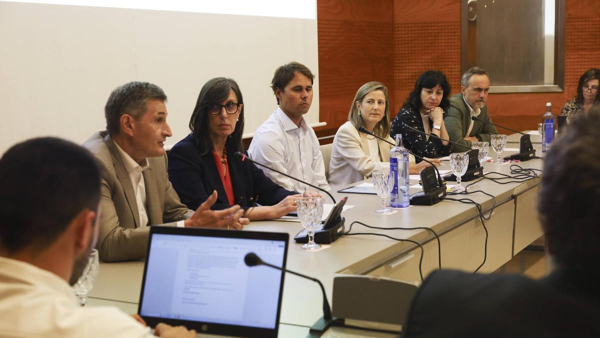 Por la izquierda; Pedro Prieto, Nieves Roqueñí, Pablo Campos, Vega Tapia, Ester Moya y Carlos García.