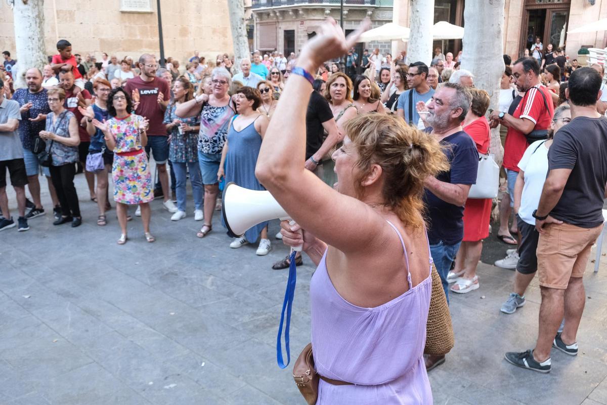 Concentración en apoyo al alcalde de Aspe