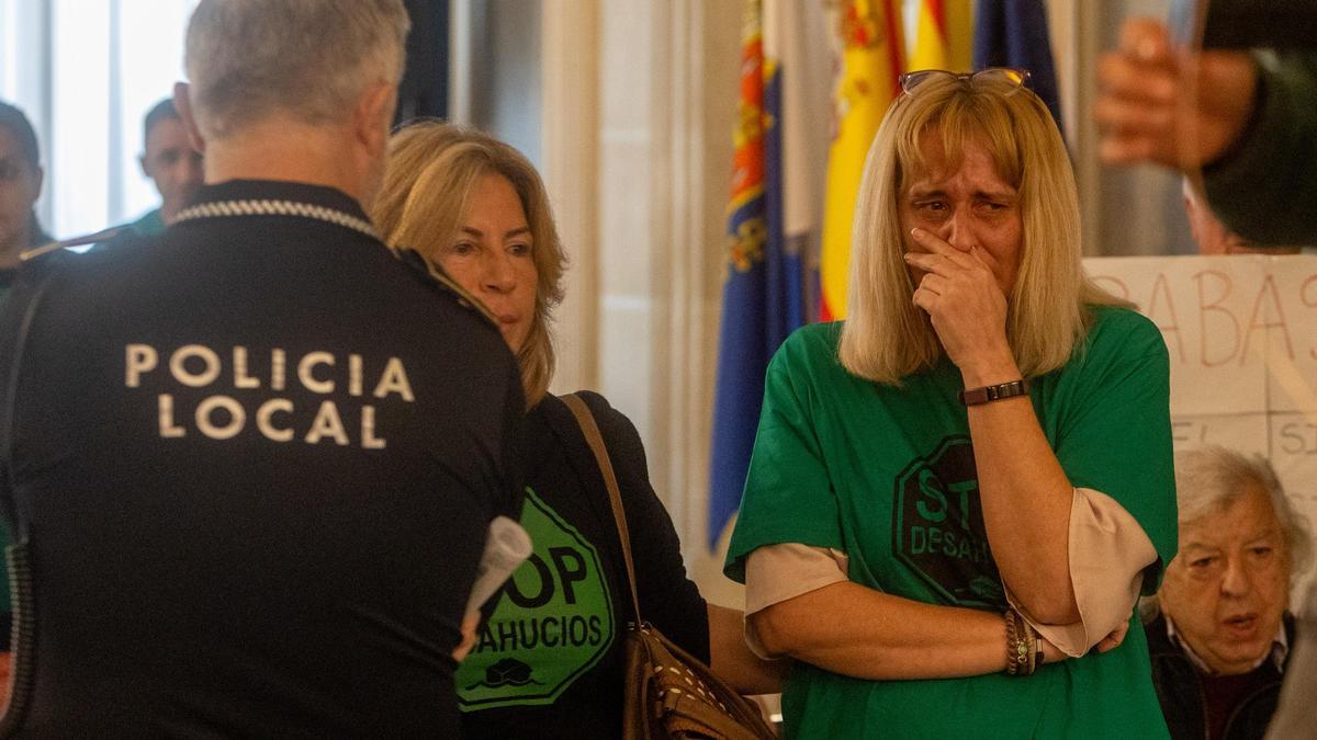 Isabel, la madre de la familia desahuciada, rompe a llorar en el pasado pleno.