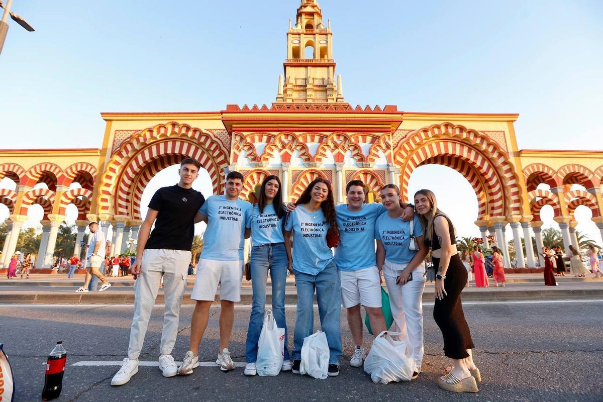 Un grupo de jóvenes de ingeniería electrónica.