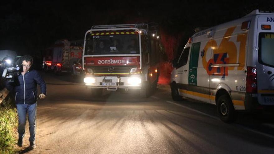 Un centenar de personas trabaja toda la noche en el rescate del niño de Totalán