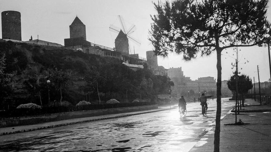 Dos ciclistas pasean a los pies de los molinos del Jonquet, escenario fílmico donde se rodó Jack el Negro (1950).
