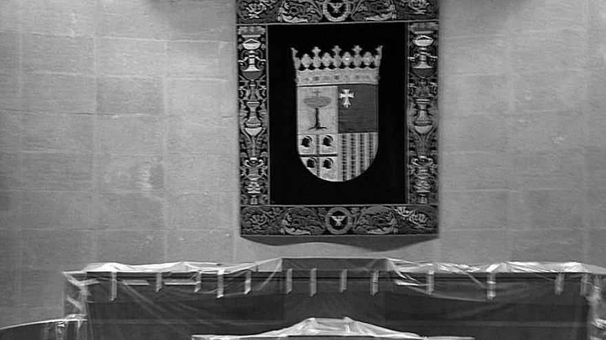 El tapiz con el escudo de Aragón vuelve a las Cortes