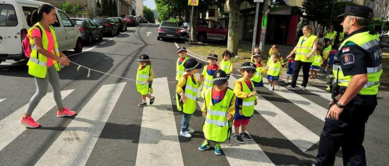 La clase de educación vial que tuvieron ayer los niños de la escuela infantil municipal. // Iñaki Abella