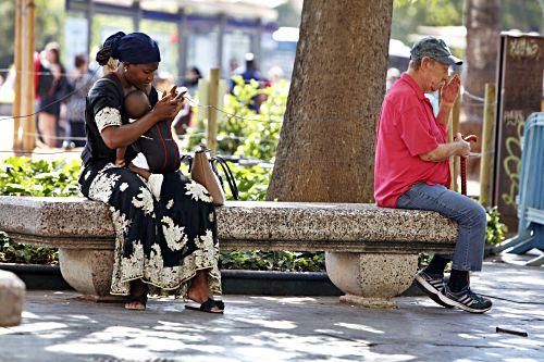 Im Sommer legen sich Hitze und Trägheit über Palmas Innenstadt. Nele Bendgens hat Einheimische und Besucher beobachtet