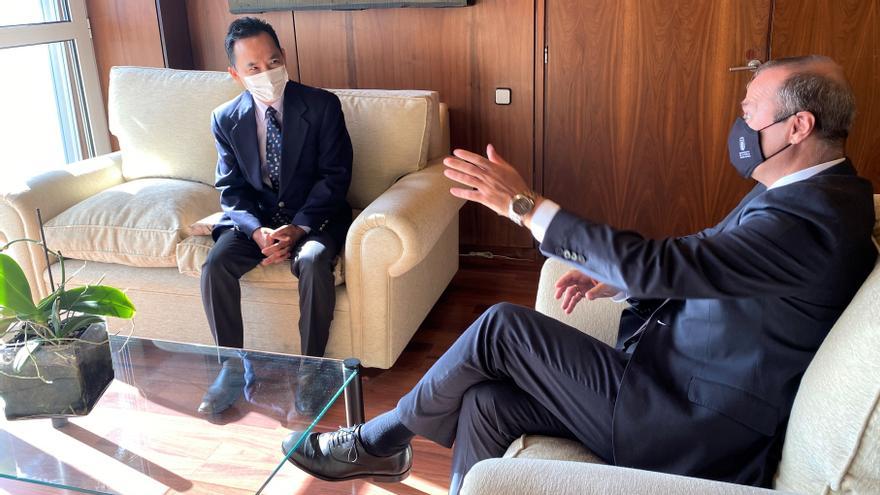 Augusto Hidalgo recibe al nuevo cónsul del Japón