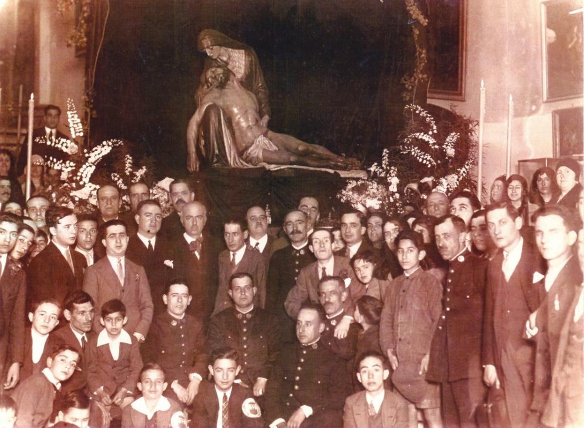 Francisco Palma Burgos, delante de su grupo de la Piedad.