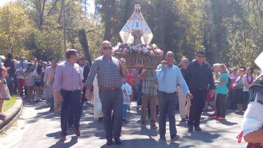 La Virgen de la Cueva, ayer, en la procesión.