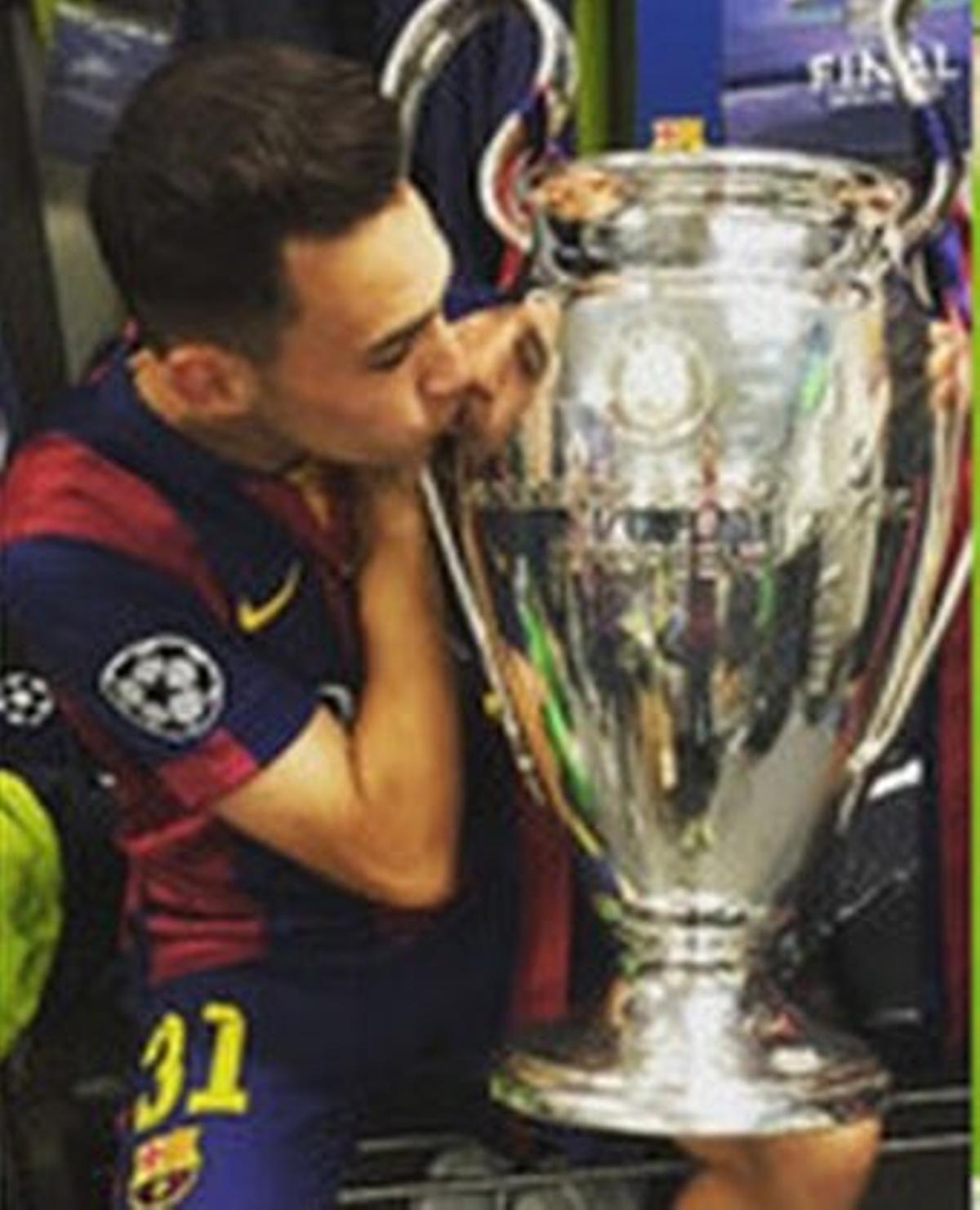 Munir besa la Liga de Campeones que conquistó con el Barça.