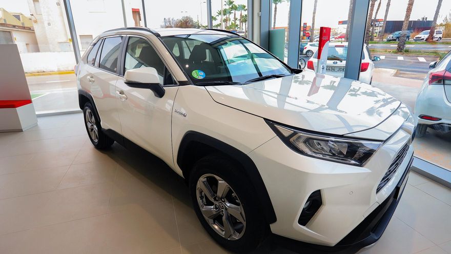 El RAV4 combina un auténtico carácter de todocamino con el estilo y la tecnología.