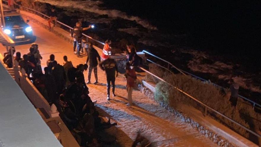 Llega una embarcación irregular con 49 migrantes al sur de Tenerife