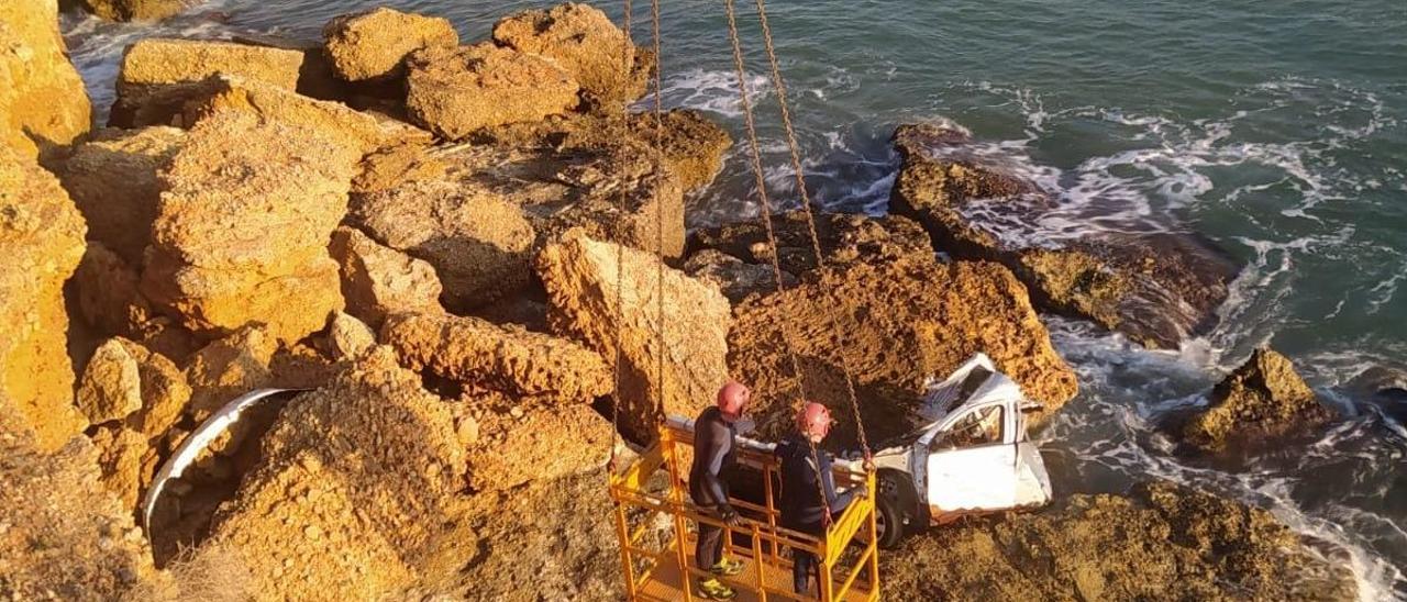 El coche seguía volcado entre las rocas casi un mes y medio después.