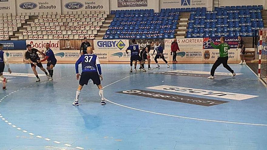 Benidorm ante Cantabria Sinfín en La Albericia