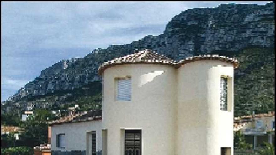 obra. El inmueble ocupa parte del cauce del barranco a los pies del Montgó.