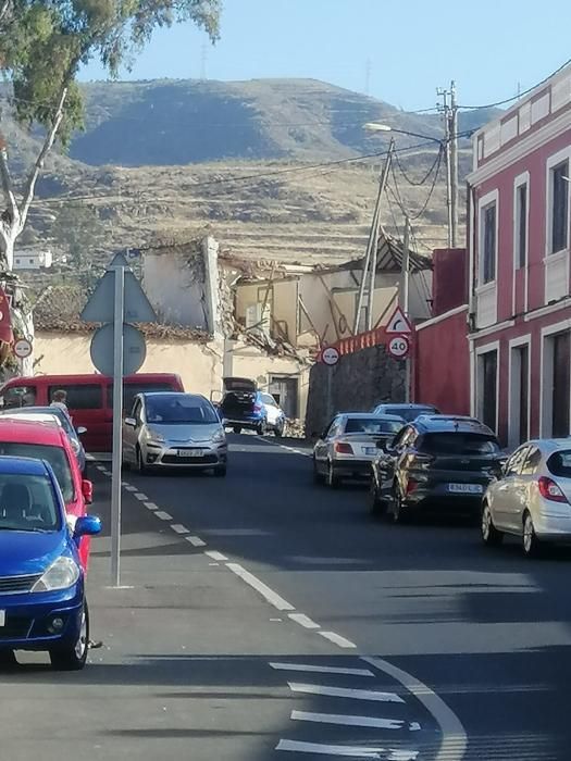 Derrumbe de la fachada de una casa en la carretera