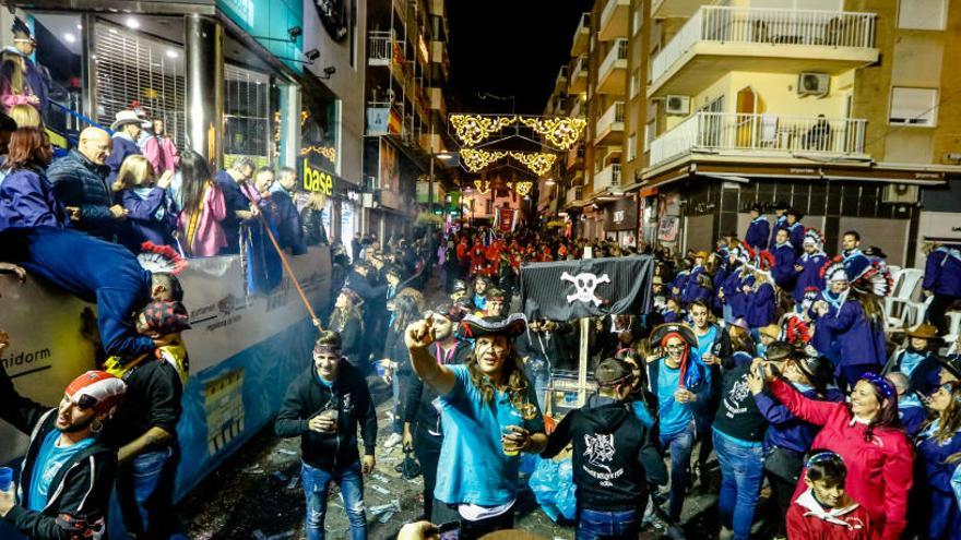 Una de las peñas, a su llegada a la tribuna de autoridades situada en la confluencia de Martínez Alejos y Gambo en una imagen de archivo.