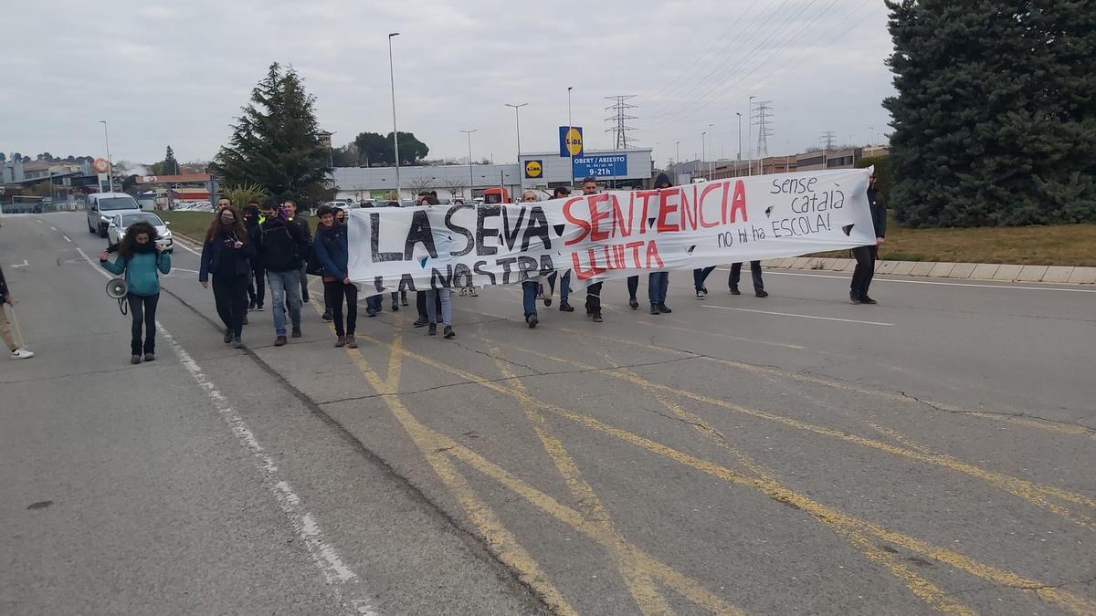 La capçalera de la manifestació de professors i alumnes en direcció a la carretera de Vic de Manresa