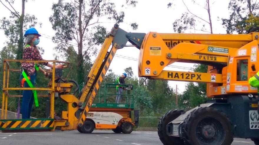 Alumna-trabajadora de Ames y Brión durante una de las labores del programa integrado. Foto: CDA