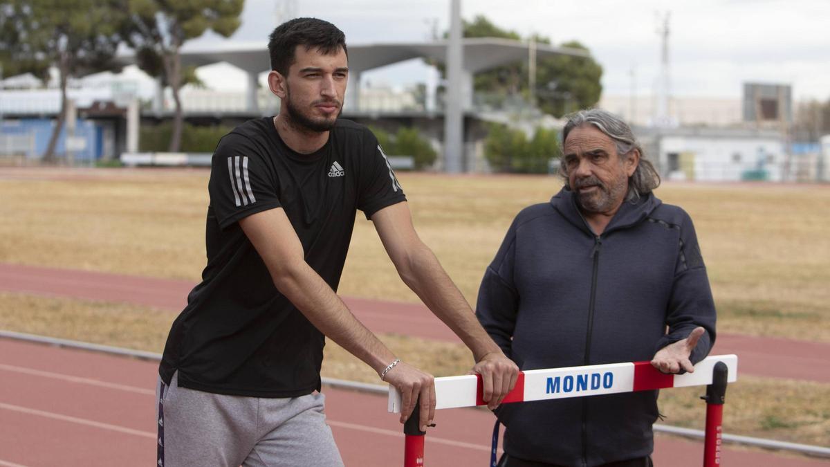 Quique Llopis y Toni Puig, en la pista de atletismo de Gandia