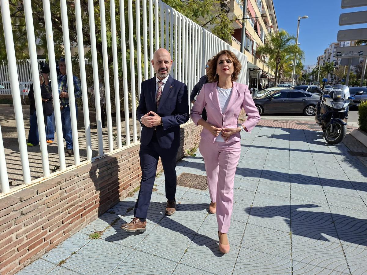 La vicepresidenta primera y ministra de Hacienda, Mª Jesús Montero, durante su visita a Vélez-Málaga,junto al subdelegado del Gobierno en Málaga, Javier Salas.