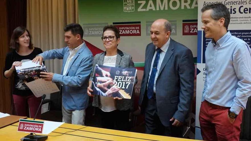 El diputado Rubio Pernía (segundo por la izquierda) y Soledad Codesal (centro) presentan el calendario.