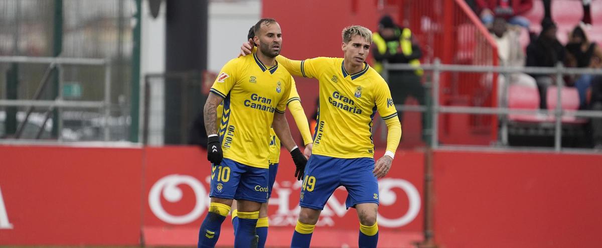 Iker Bravo festeja con Jesé, el tanto del Bichito en Anduva.